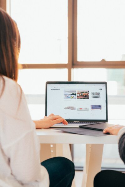 2 women working together at the computer